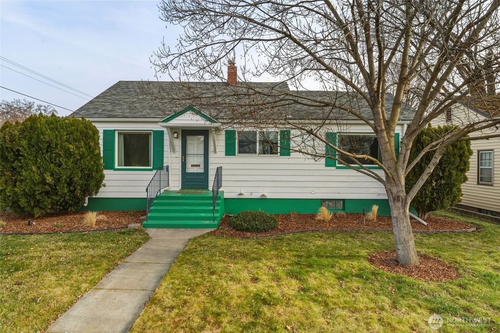 Photo of 1044 N Clinton St St, Walla Walla, WA 99362 (MLS # 2475762)