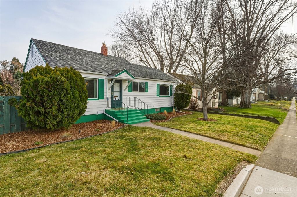 Photo of 1044 N Clinton St St, Walla Walla, WA 99362 (MLS # 2475762)