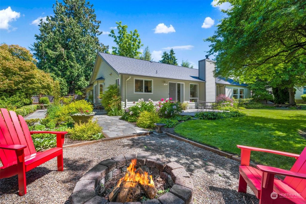 Photo of 7801 NE 124th Street, Kirkland, WA 98034 (MLS # 2077461)