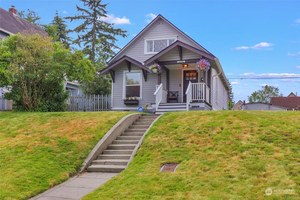 Photo of 2220 Oakes Avenue, Everett, WA 98201 (MLS # 2296210)