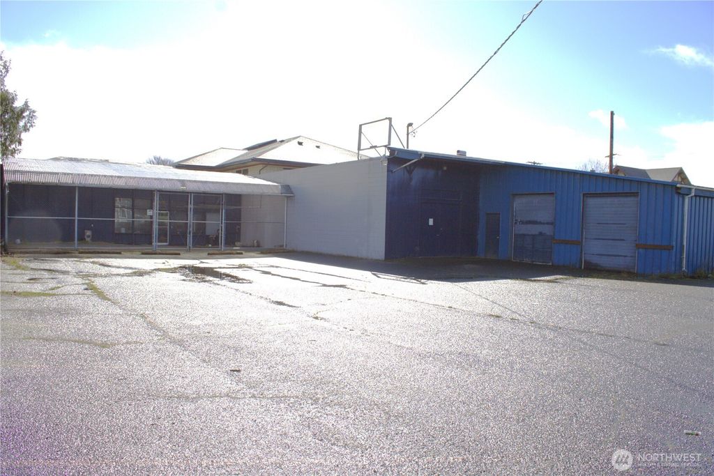 Photo of 414 7th Street, Hoquiam, WA 98550 (MLS # 2490302)