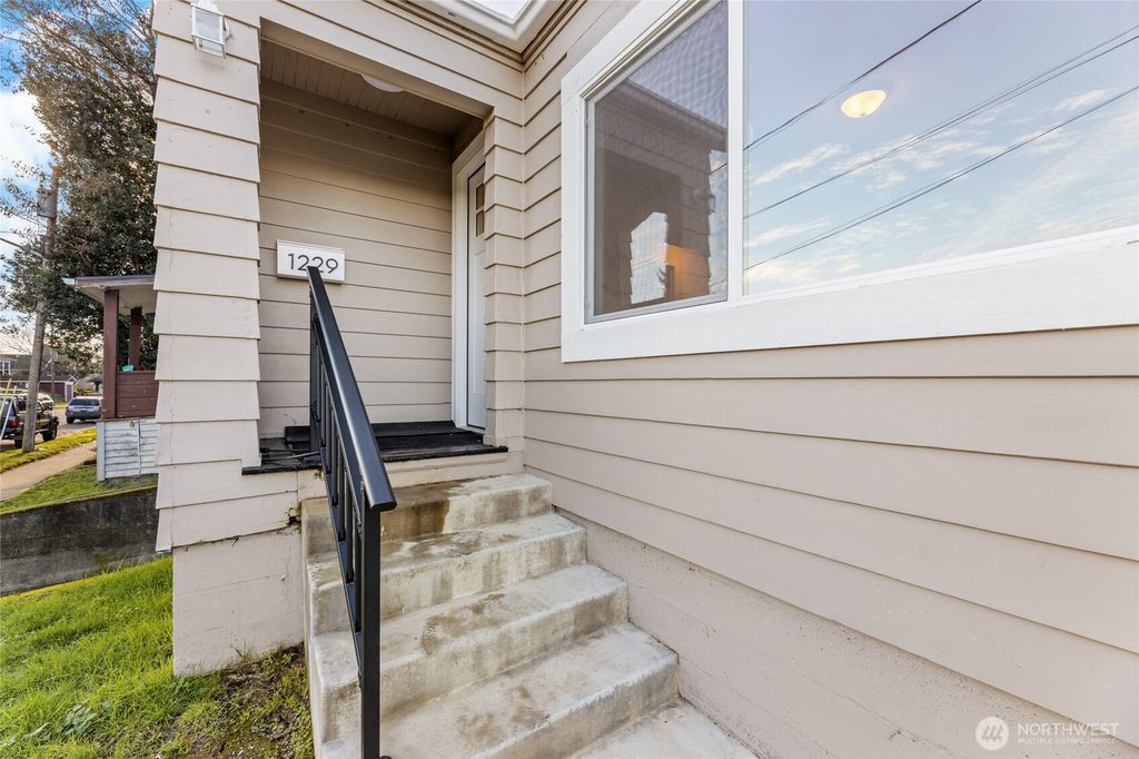 Photo of 1229 Broadway Ave Ave, Bremerton, WA 98337 (MLS # 2465717)