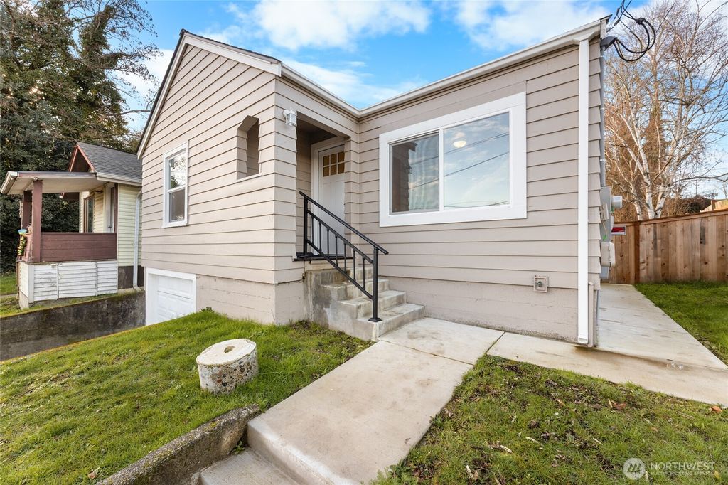 Photo of 1229 Broadway Ave Ave, Bremerton, WA 98337 (MLS # 2465717)