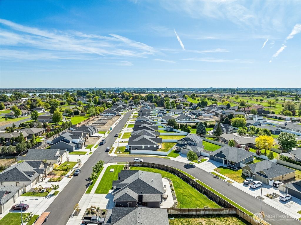 Photo of 4605 E Thrush St ST, Moses Lake, WA 98837 (MLS # 2519734)