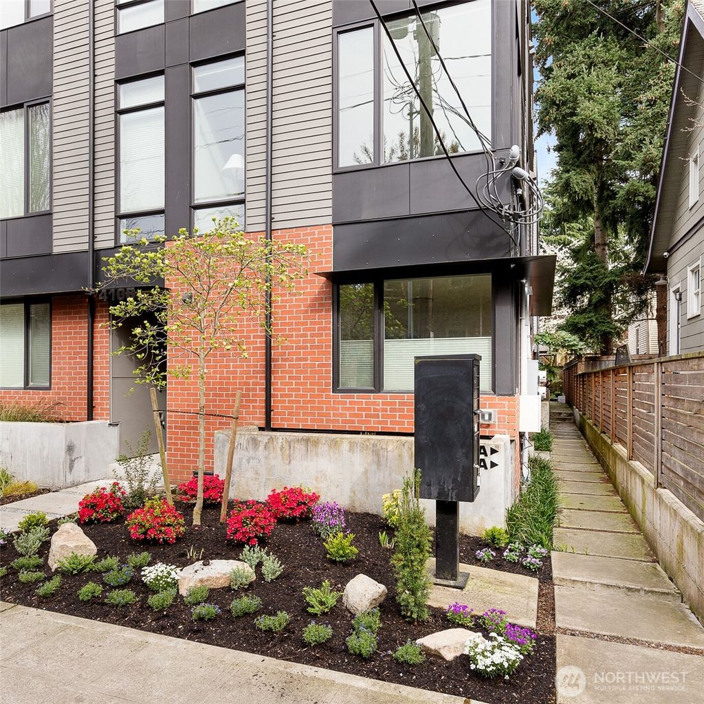 Photo of 410 A 10th Avenue E, Seattle, WA 98102 (MLS # 2402398)