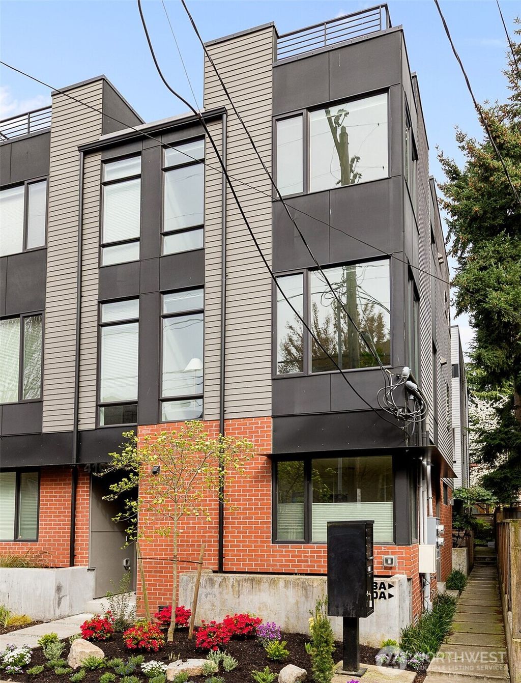 Photo of 410 A 10th Avenue E, Seattle, WA 98102 (MLS # 2402398)
