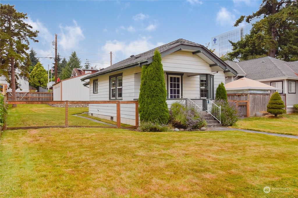 Photo of 1422 Oakes Avenue, Everett, WA 98201 (MLS # 2272745)