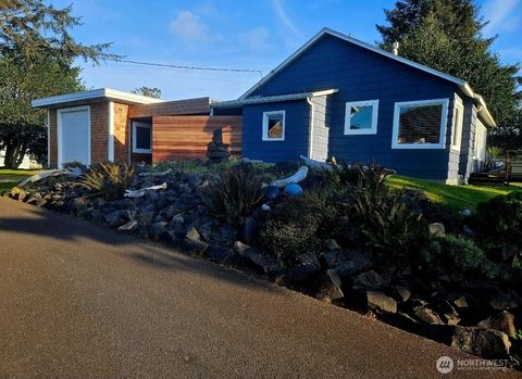 Photo of 211 NW 25th Street, Long Beach, WA 98631 (MLS # 2381945)
