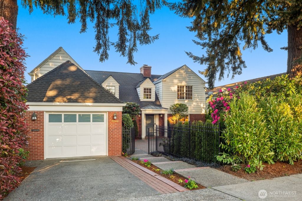 Photo of 7044 50th Avenue NE, Seattle, WA 98115 (MLS # 2513635)
