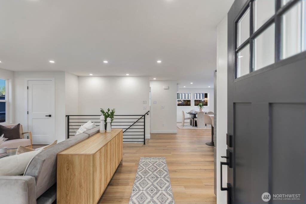 Photo of 813 NE 125th Street, Seattle, WA 98125 (MLS # 2566912)