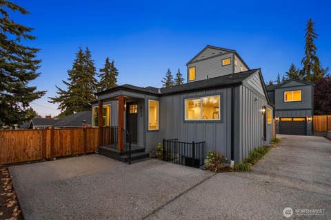 Photo of 813 NE 125th Street, Seattle, WA 98125 (MLS # 2566912)