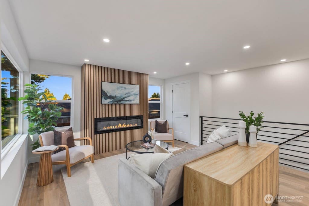 Photo of 813 NE 125th Street, Seattle, WA 98125 (MLS # 2566912)