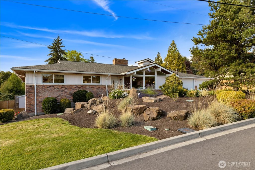 Photo of 418 SW 175th Place, Normandy Park, WA 98166 (MLS # 2404814)