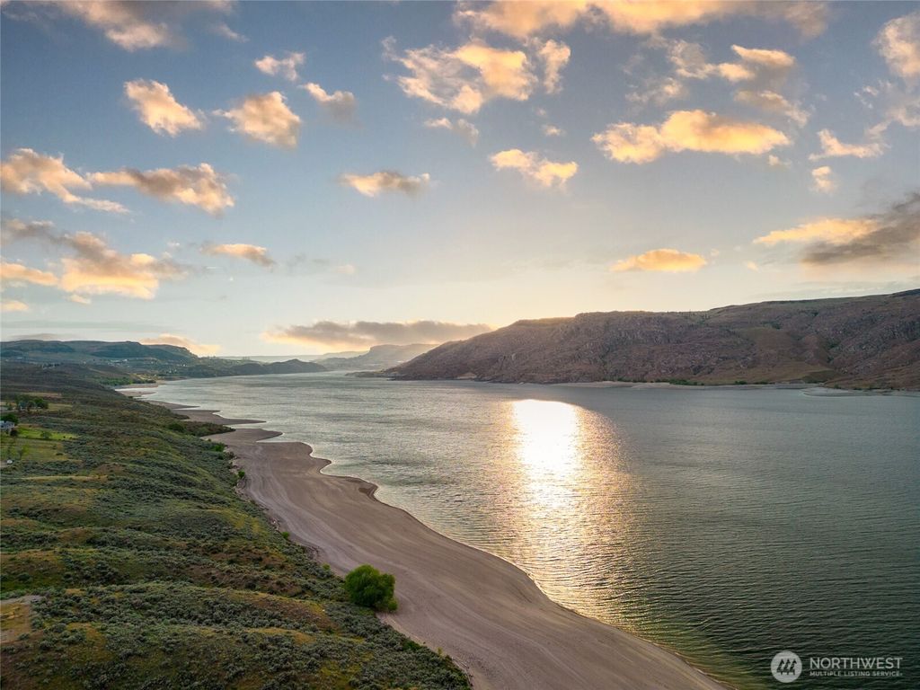 Photo of 4205 E Plum Pt PT, Grand Coulee, WA 99133 (MLS # 2524219)