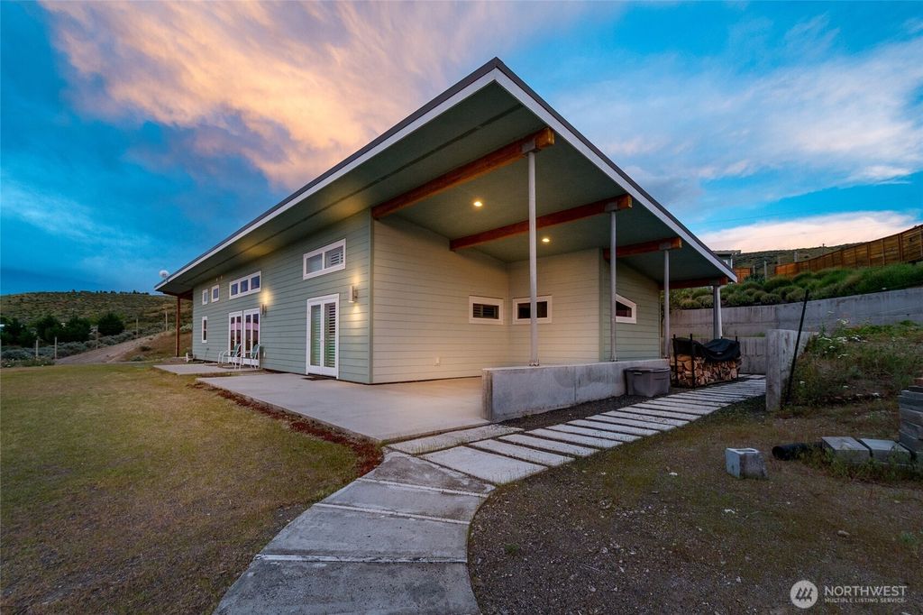 Photo of 4205 E Plum Pt PT, Grand Coulee, WA 99133 (MLS # 2524219)