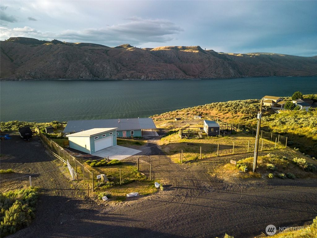 Photo of 4205 E Plum Pt PT, Grand Coulee, WA 99133 (MLS # 2524219)
