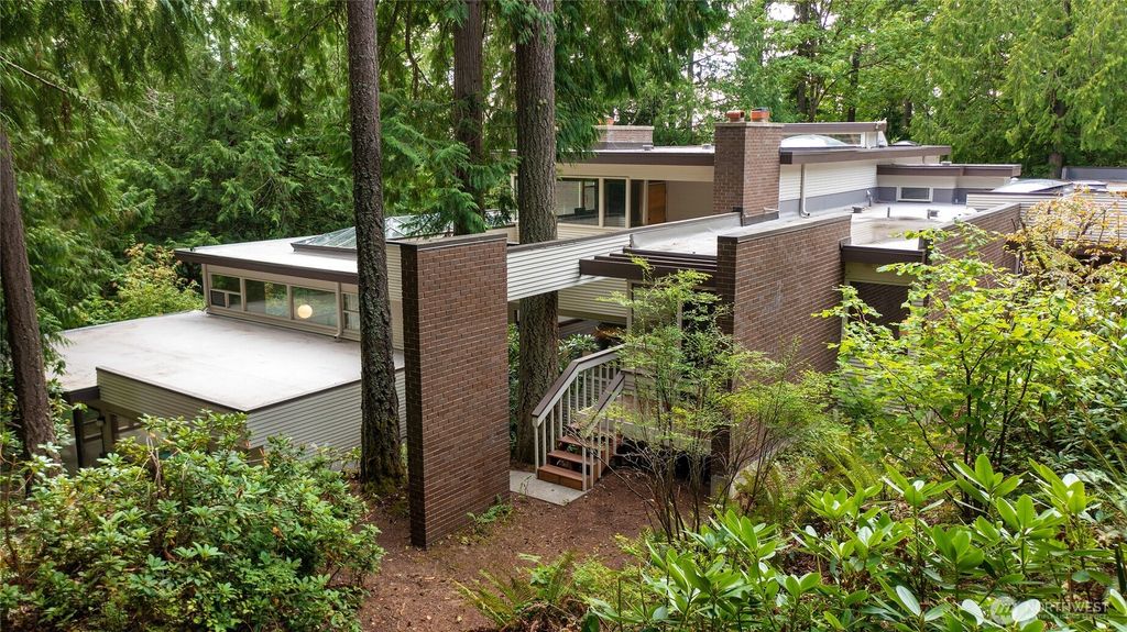 Photo of 17531 SE 110th Street, Renton, WA 98059 (MLS # 2422031)