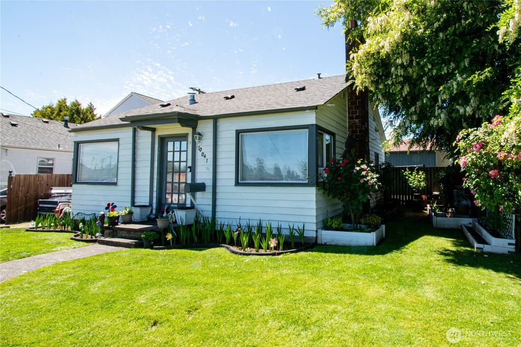 Photo of 10041 15th Avenue SW, Seattle, WA 98146 (MLS # 2386972)