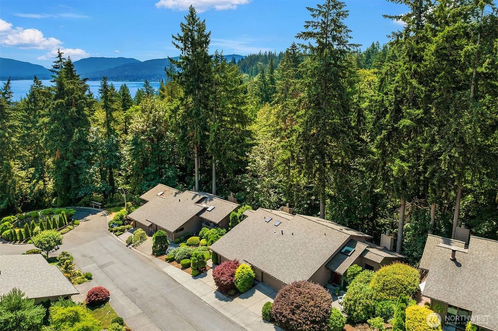 Photo of 15 168th Avenue NE, Bellevue, WA 98008 (MLS # 2559287)