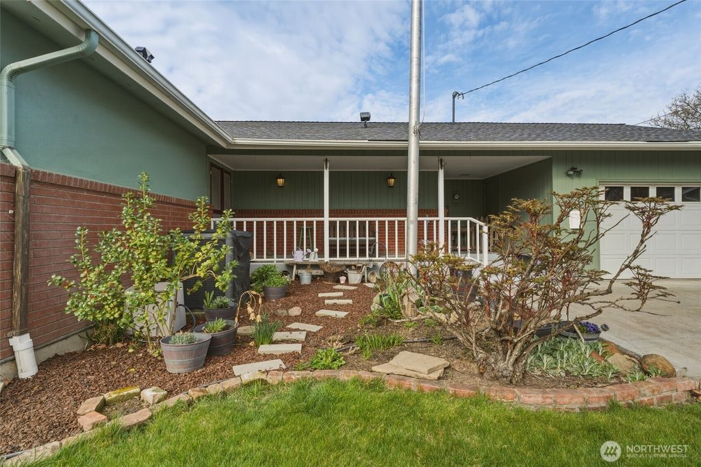 Photo of 412 SW Parkview Street, Milton-Freewater, OR 97862 (MLS # 2499683)