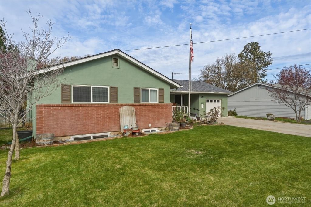 Photo of 412 SW Parkview Street, Milton-Freewater, OR 97862 (MLS # 2499683)
