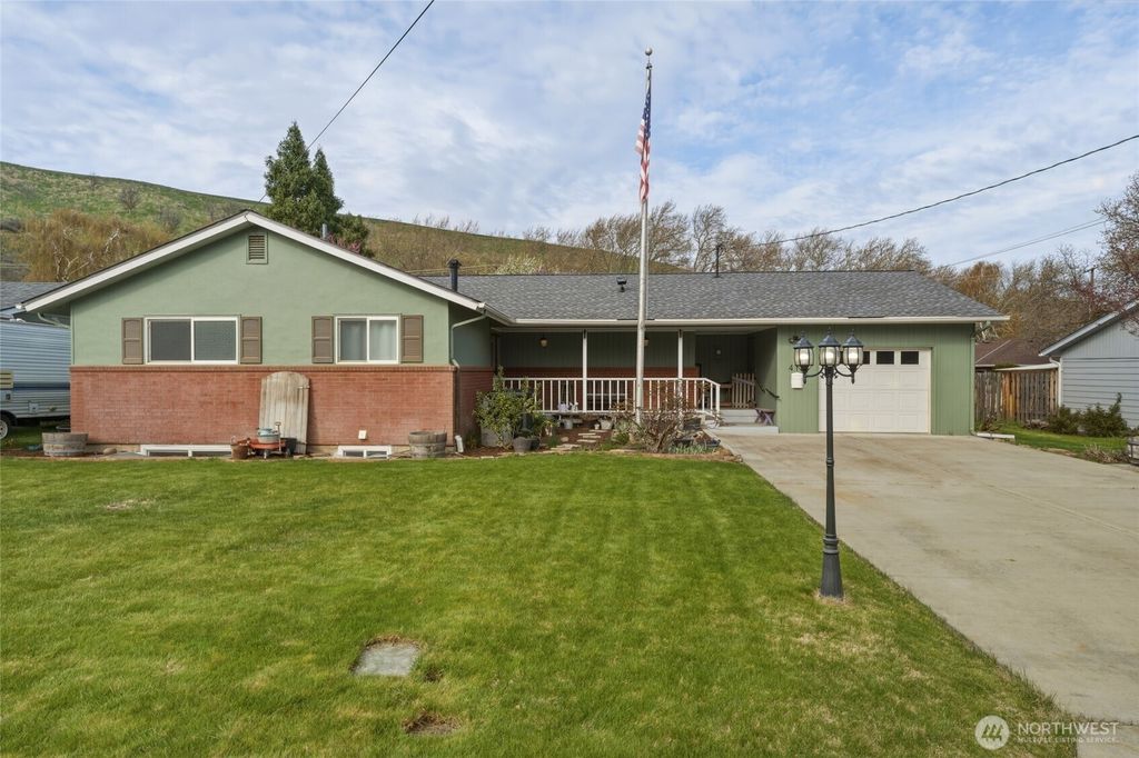 Photo of 412 SW Parkview Street, Milton-Freewater, OR 97862 (MLS # 2499683)