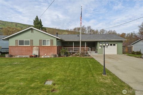 Photo of 412 SW Parkview Street, Milton-Freewater, OR 97862 (MLS # 2499683)