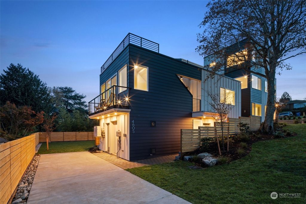 Photo of 4605 NE 107th Street, Seattle, WA 98125 (MLS # 2193510)