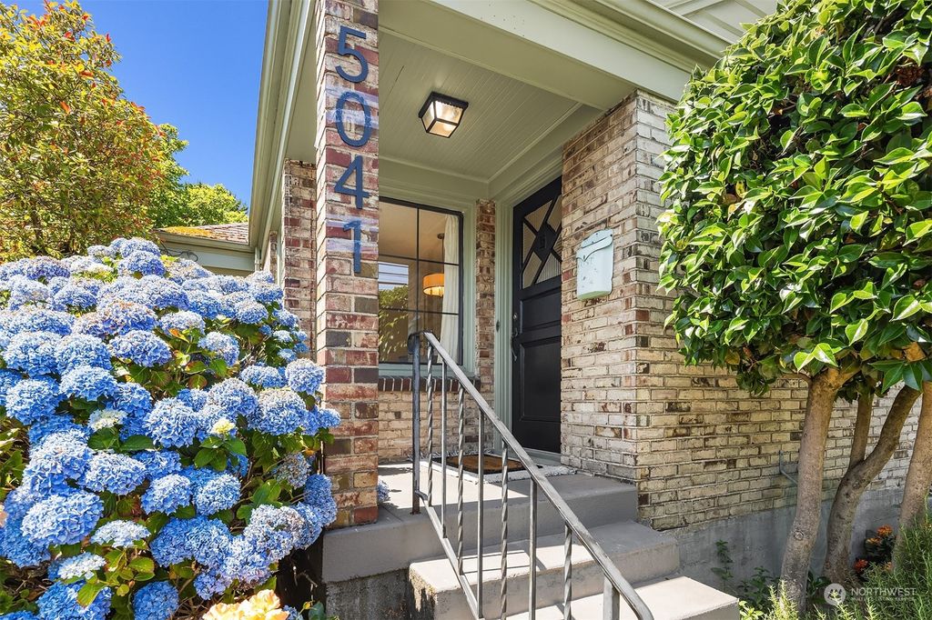 Photo of 5041 47th Avenue NE, Seattle, WA 98105 (MLS # 2263936)