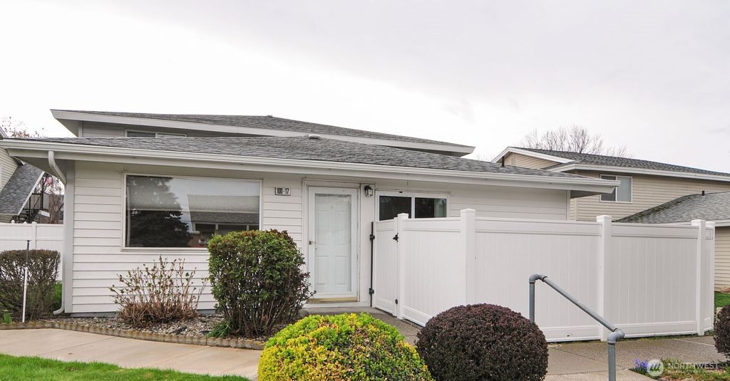 Photo of 100 Simon Street #17, East Wenatchee, WA 98802 (MLS # 2497126)