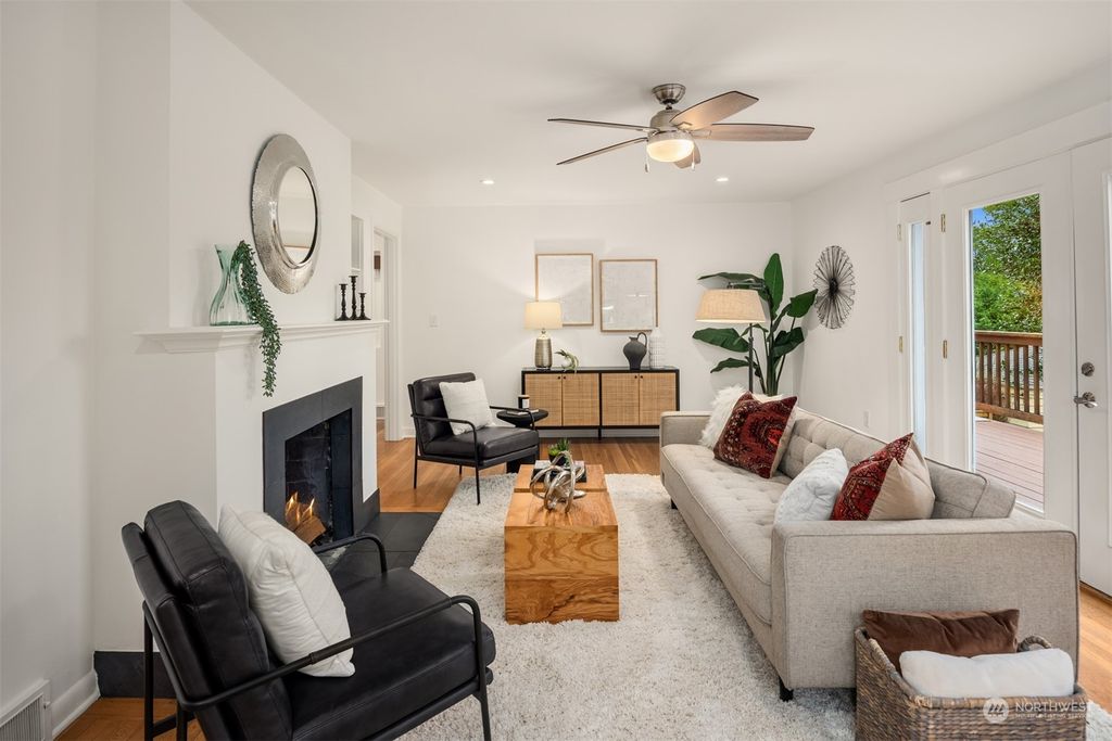 Photo of 9204 15th Avenue NE, Seattle, WA 98115 (MLS # 2200764)