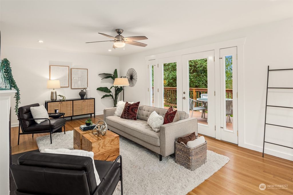 Photo of 9204 15th Avenue NE, Seattle, WA 98115 (MLS # 2200764)