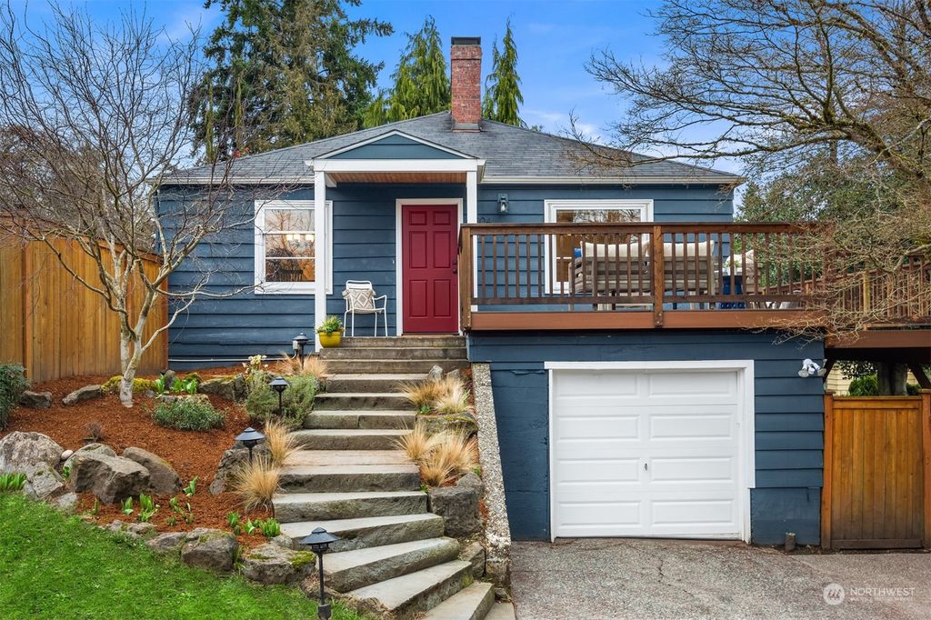 Photo of 9204 15th Avenue NE, Seattle, WA 98115 (MLS # 2200764)