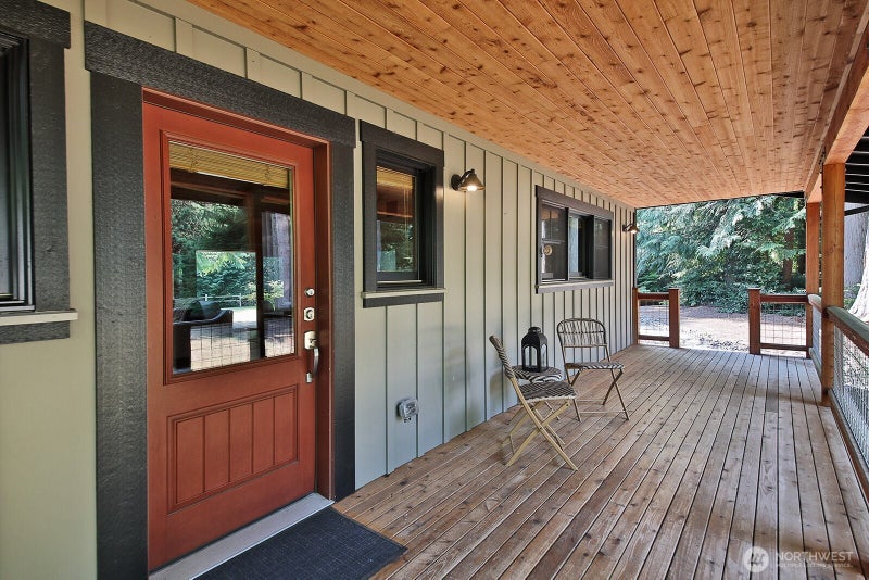 1052 Woodside Lane
