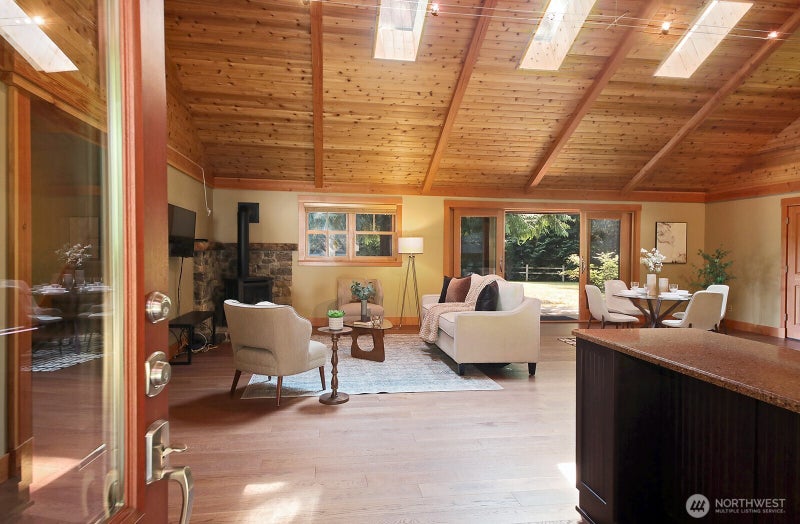 1052 Woodside Lane