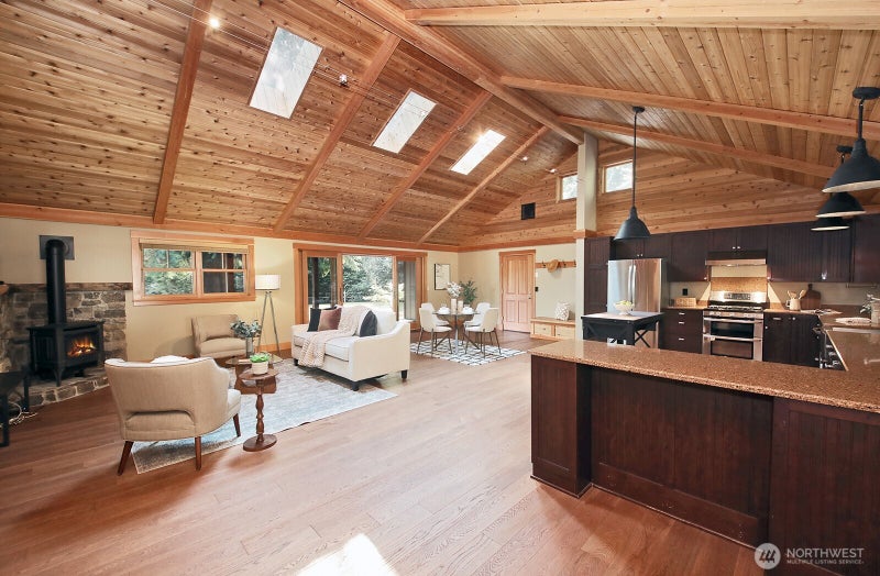 1052 Woodside Lane