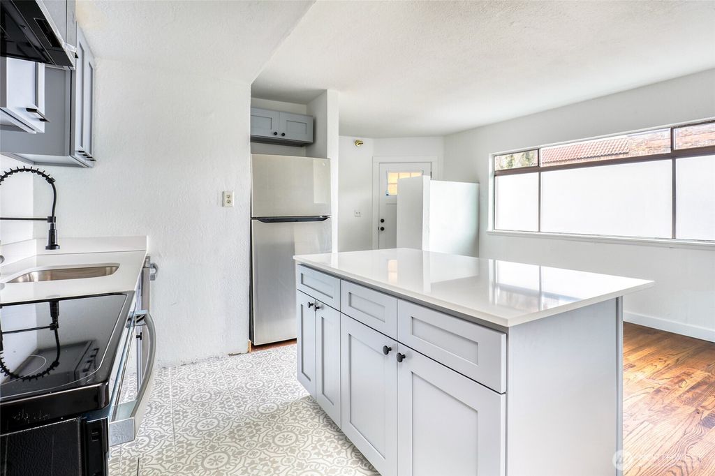 Photo of 7610 Greenwood Avenue N, Seattle, WA 98103 (MLS # 2332545)