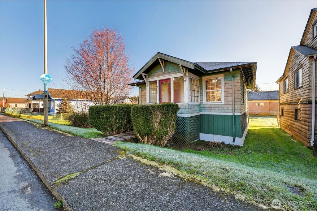 Photo of 704 Lincoln Street, Hoquiam, WA 98550 (MLS # 2478995)