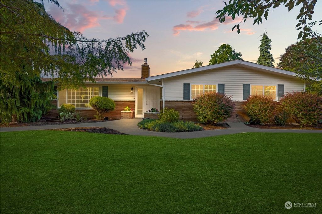 Photo of 10400 SE 194th Place, Renton, WA 98055 (MLS # 2148265)