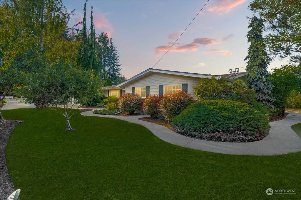 Photo of 10400 SE 194th Place, Renton, WA 98055 (MLS # 2148265)