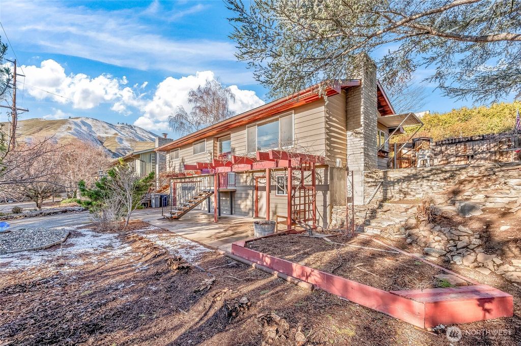 Photo of 2314 Westwick Road, Wenatchee, WA 98801 (MLS # 2463976)