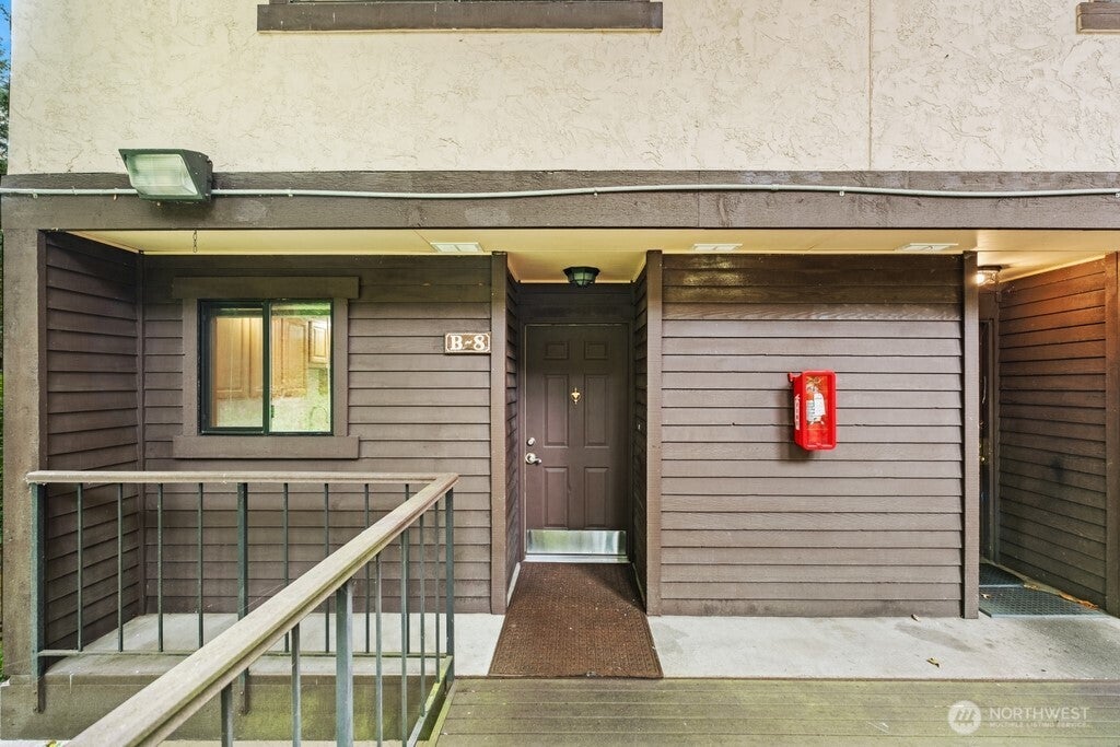 Photo of 136 Summit Avenue N #B8, Kent, WA 98030 (MLS # 2574333)