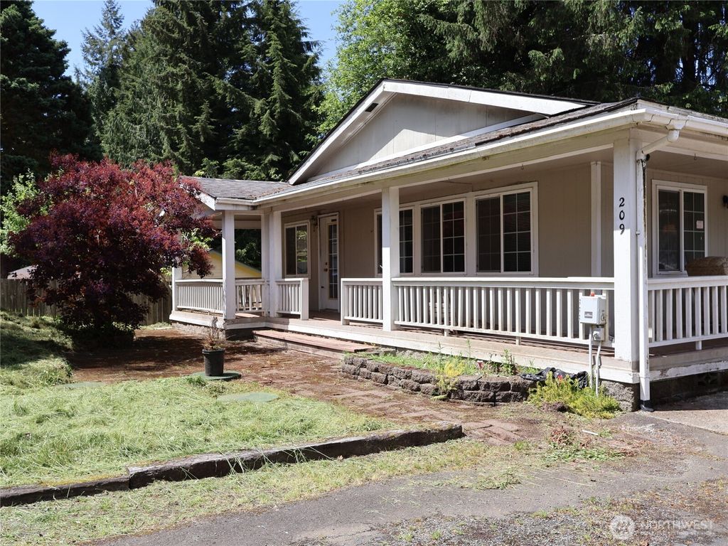 Photo of 209 Fairway Drive, Aberdeen, WA 98520 (MLS # 2530769)