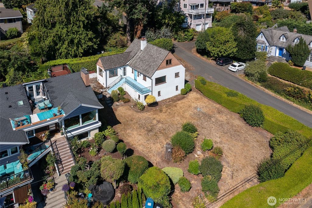 Photo of 10523 Exeter Avenue NE, Seattle, WA 98125 (MLS # 2420709)