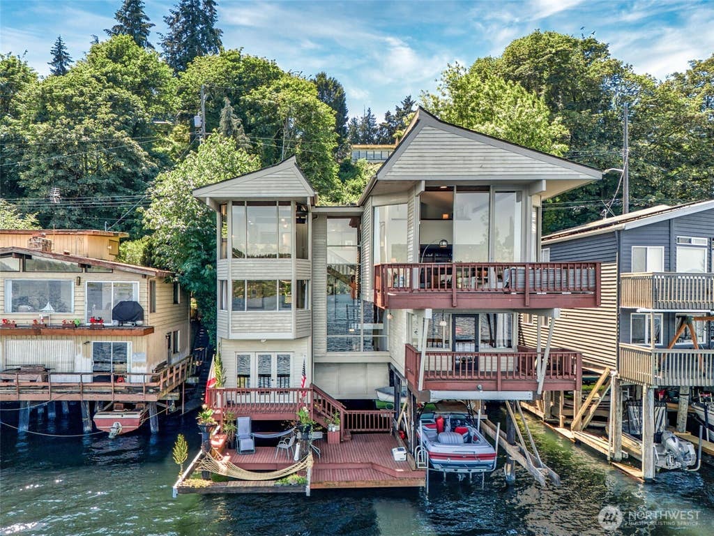 Photo of 9620 Rainier Avenue S, Seattle, WA 98118 (MLS # 2574000)