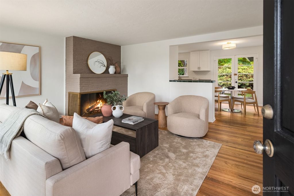 Photo of 11346 Bartlett Avenue NE, Seattle, WA 98125 (MLS # 2456767)