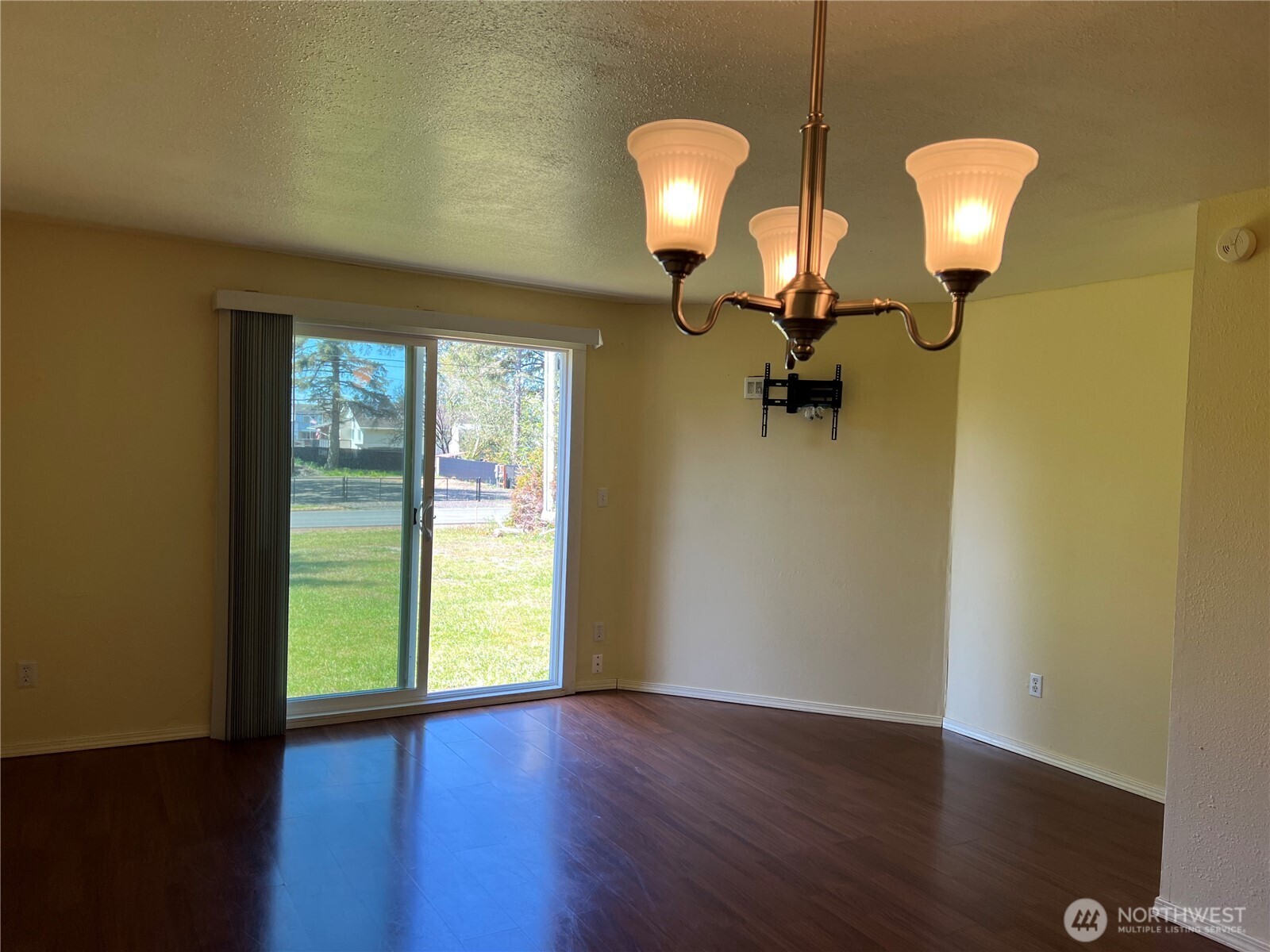 569 Sunset Avenue NE 2
