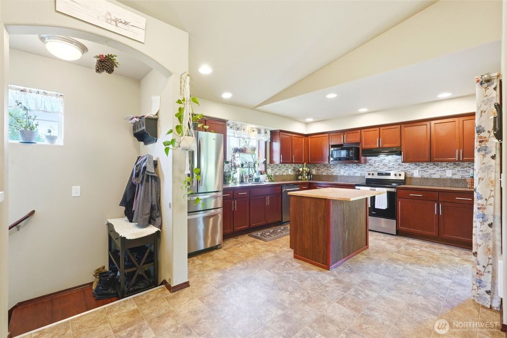 Photo of 310 Jeff Street, Mount Vernon, WA 98274 (MLS # 2516729)