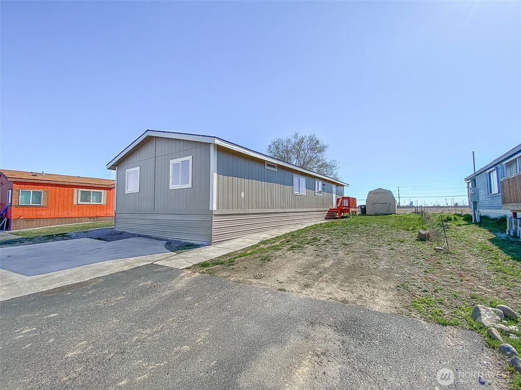 Photo of 4000 Longview Street NE #96, Moses Lake, WA 98837 (MLS # 2499138)