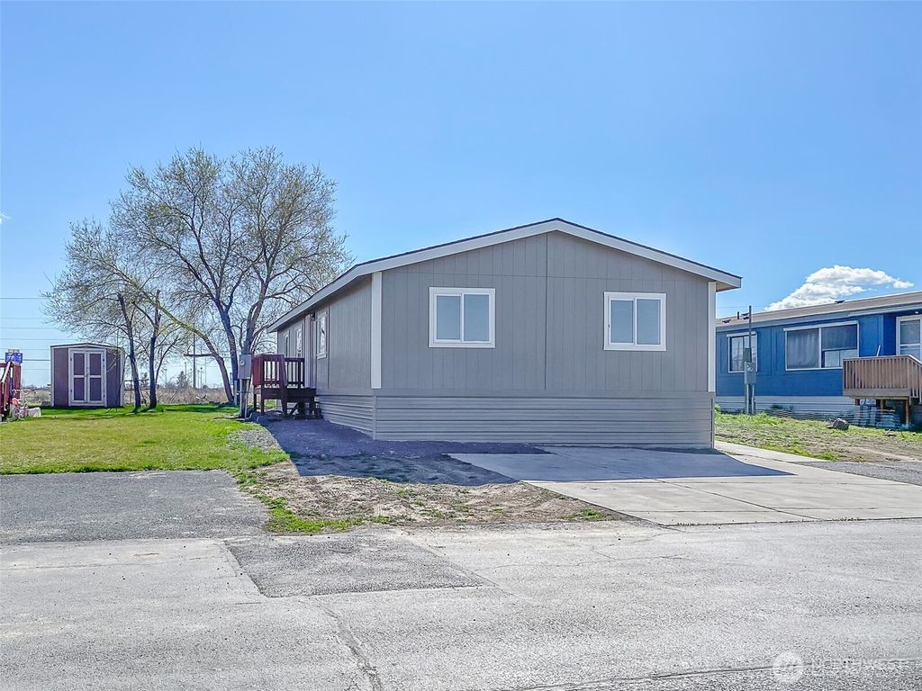 Photo of 4000 Longview Street NE #96, Moses Lake, WA 98837 (MLS # 2499138)